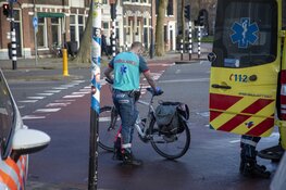 Fietser gewond na botsing met auto op de Zijlweg in Haarlem