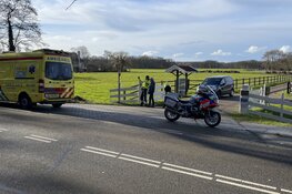Fietser gewond na aanrijding door auto op de Vogelenzangseweg