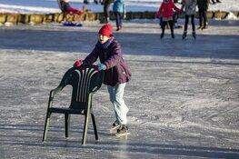 Drukte op het ijs bij de molen aan de Heussensstraat in Haarlem