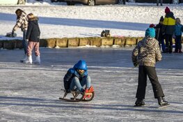 Drukte op het ijs bij de molen aan de Heussensstraat in Haarlem