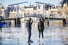 Schaatsers wagen zich op het Spaarne in Haarlem