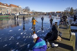 Schaatsers wagen zich op het Spaarne in Haarlem