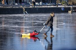 Schaatsers wagen zich op het Spaarne in Haarlem