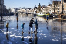 Schaatsers wagen zich op het Spaarne in Haarlem