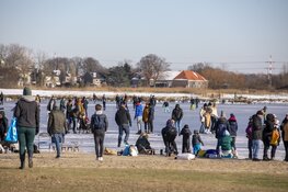 Schaatsplezier op de Veerplas in Haarlem, gewonden bij valpartijen