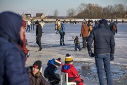 Schaatsplezier op de Veerplas in Haarlem, gewonden bij valpartijen