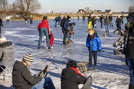 Schaatsplezier op de Veerplas in Haarlem, gewonden bij valpartijen