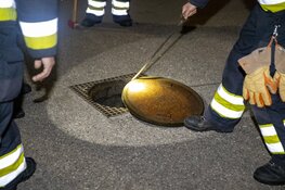 Brandweer doet onderzoek na benzinelucht uit riool Haarlem-Noord