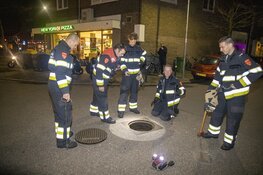Brandweer doet onderzoek na benzinelucht uit riool Haarlem-Noord