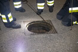 Brandweer doet onderzoek na benzinelucht uit riool Haarlem-Noord