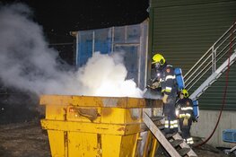 Brand in bouwafvalcontainer zorgt voor veel rookontwikkeling