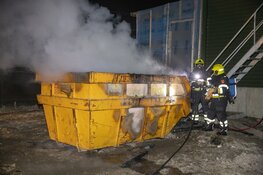 Brand in bouwafvalcontainer zorgt voor veel rookontwikkeling