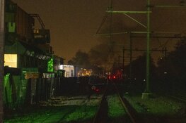 Brand in bouwafvalcontainer zorgt voor veel rookontwikkeling
