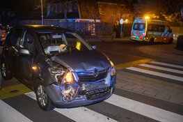 Veel schade na botsing voor zebrapad in Vogelenzang