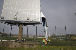 Groot reclamedoek stuk gewaaid langs de A9 bij Spaarndam