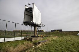 Groot reclamedoek stuk gewaaid langs de A9 bij Spaarndam