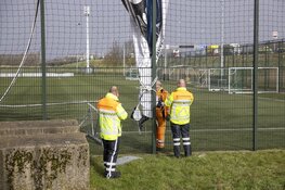 Groot reclamedoek stuk gewaaid langs de A9 bij Spaarndam