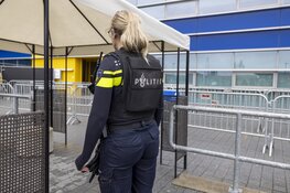 Agenten in kogelwerende vesten bij de Ikea Haarlem