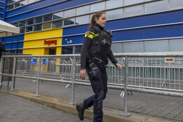 Agenten in kogelwerende vesten bij de Ikea Haarlem