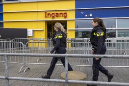 Agenten in kogelwerende vesten bij de Ikea Haarlem