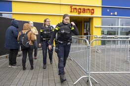 Agenten in kogelwerende vesten bij de Ikea Haarlem
