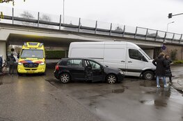 Busje en auto in botsing op de Oranje Nassaulaan in Overveen