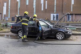 Geparkeerde auto in de brand aan de Leidsevaart in Haarlem