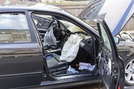 Geparkeerde auto in de brand aan de Leidsevaart in Haarlem