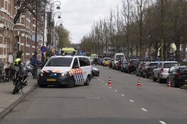 Geparkeerde auto in de brand aan de Leidsevaart in Haarlem