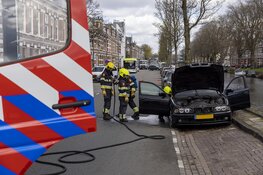 Geparkeerde auto in de brand aan de Leidsevaart in Haarlem