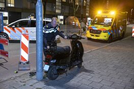 Scooterrijder gewond na harde crash bij wegwerkzaamheden Floris van Adrichemlaan