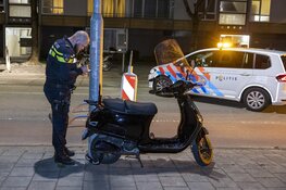 Scooterrijder gewond na harde crash bij wegwerkzaamheden Floris van Adrichemlaan