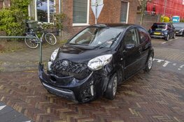 Maaltijdbezorger aangereden door auto op de Lorentzkade
