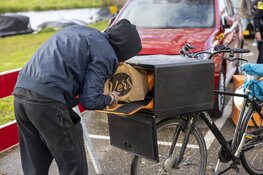 Maaltijdbezorger aangereden door auto op de Lorentzkade