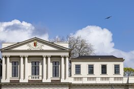 B-25 Mitchell bommenwerper boven provinciehuis in Haarlem