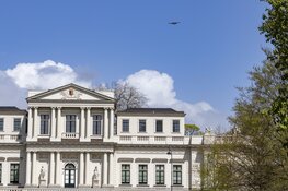 B-25 Mitchell bommenwerper boven provinciehuis in Haarlem