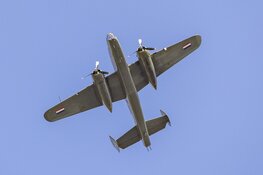 B-25 Mitchell bommenwerper boven provinciehuis in Haarlem
