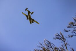 B-25 Mitchell bommenwerper boven provinciehuis in Haarlem