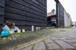 Bloemen en kaarsjes in Beeksteeg waar Haarlemmer is neergeschoten