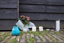 Bloemen en kaarsjes in Beeksteeg waar Haarlemmer is neergeschoten