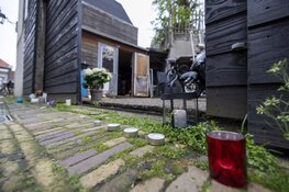 Bloemen en kaarsjes in Beeksteeg waar Haarlemmer is neergeschoten