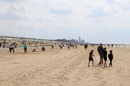 Strand Bloemendaal druk bezocht op Hemelvaartsdag