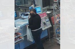 Gezocht: 84-jarige vrouw slachtoffer van babbeltruc, herkenning pinner gevraagd