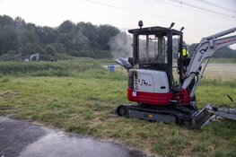 Twee graafmachines in de brand in recreatiegebied Spaarnwoude