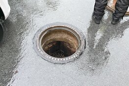 Taxi crasht door losgeraakte putdeksel tijdens noodweer in Haarlem