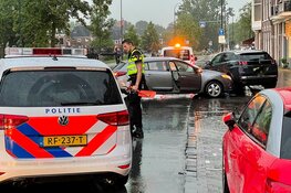 Taxi crasht door losgeraakte putdeksel tijdens noodweer in Haarlem