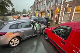 Taxi crasht door losgeraakte putdeksel tijdens noodweer in Haarlem