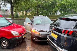 Taxi crasht door losgeraakte putdeksel tijdens noodweer in Haarlem