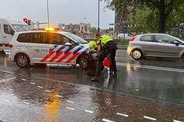 Taxi crasht door losgeraakte putdeksel tijdens noodweer in Haarlem