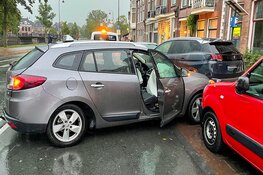 Taxi crasht door losgeraakte putdeksel tijdens noodweer in Haarlem